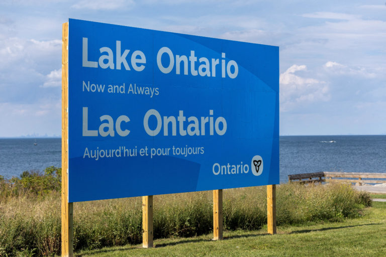 安大略省省长道格·福特在湖畔揭幕写有‘Lake Ontario, Now and Always’的巨型标牌。