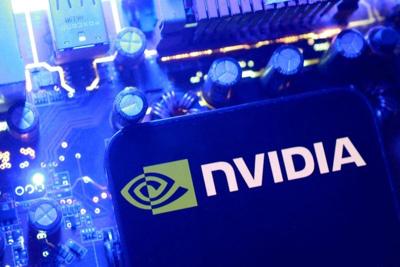 蓝紫色电路板前展示英伟达 NVIDIA 标识的资料示意图。来源：Reuters/Dado Ruvic。