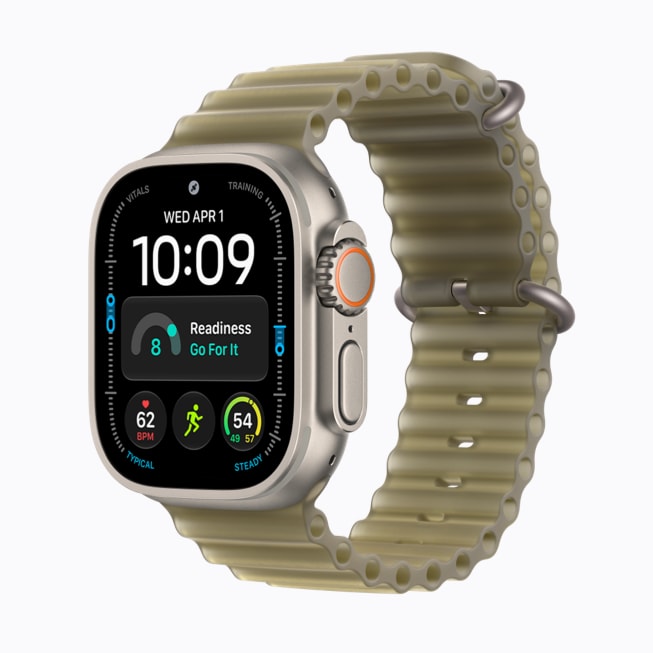 Apple Watch Ultra 4 搭配浅橄榄色波纹表带，银色表壳带橙色表冠环，屏幕显示时间和健康指标。