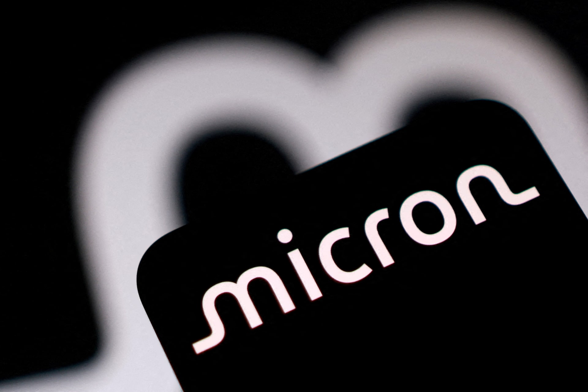 黑色背景前的美光 Micron 标志特写。