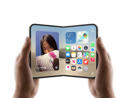 双手握着展开的 iPhone Duo，屏幕左侧显示人物照片，右侧显示应用图标与小组件。