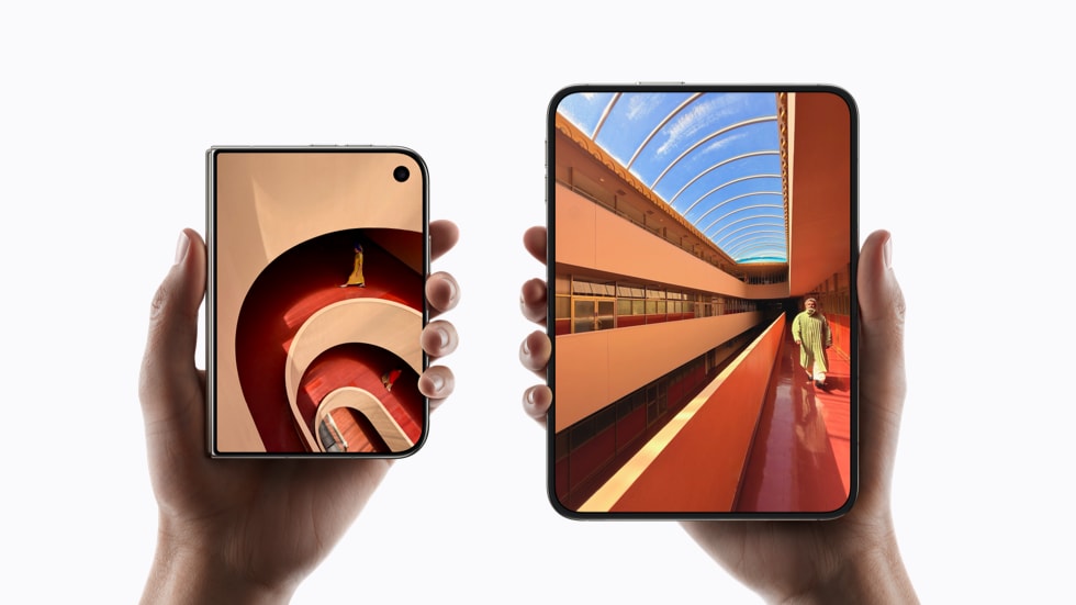两只手分别拿着折叠和展开的 iPhone Duo，屏幕展示暖色建筑照片，对比外屏与内屏大小。