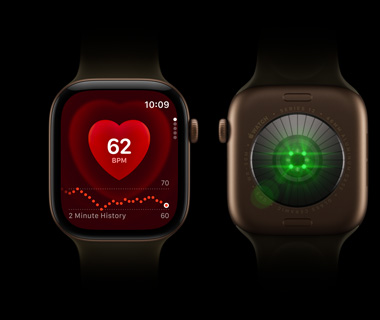两只 Apple Watch Series 12 分别展示正面和背面：左侧表盘显示心率 62，右侧背面传感器发出绿光。