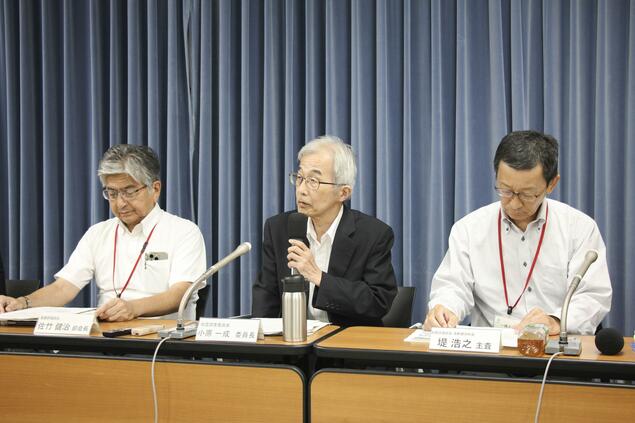 日本政府地震调查委员会成员在记者会上就地震研究情况作说明。